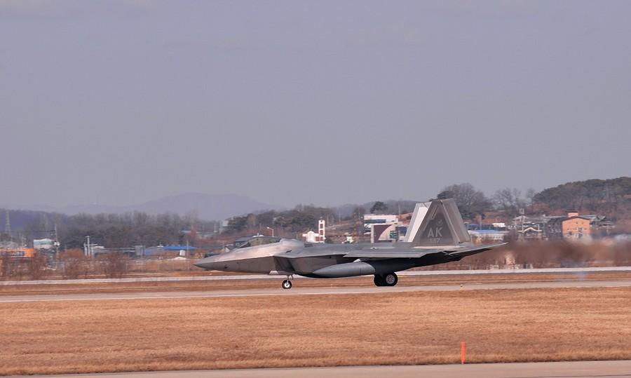 Американские истребители F-22 показали военную мощь в Южной Корее