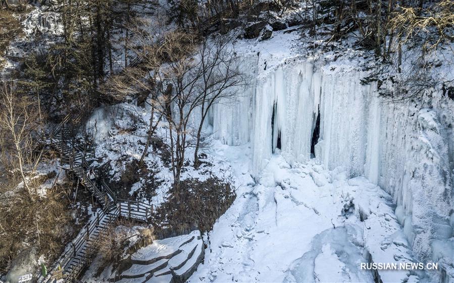 Потоки воды, остановленные зимой: замерзшие водопады ландшафтного парка Вантяньэ