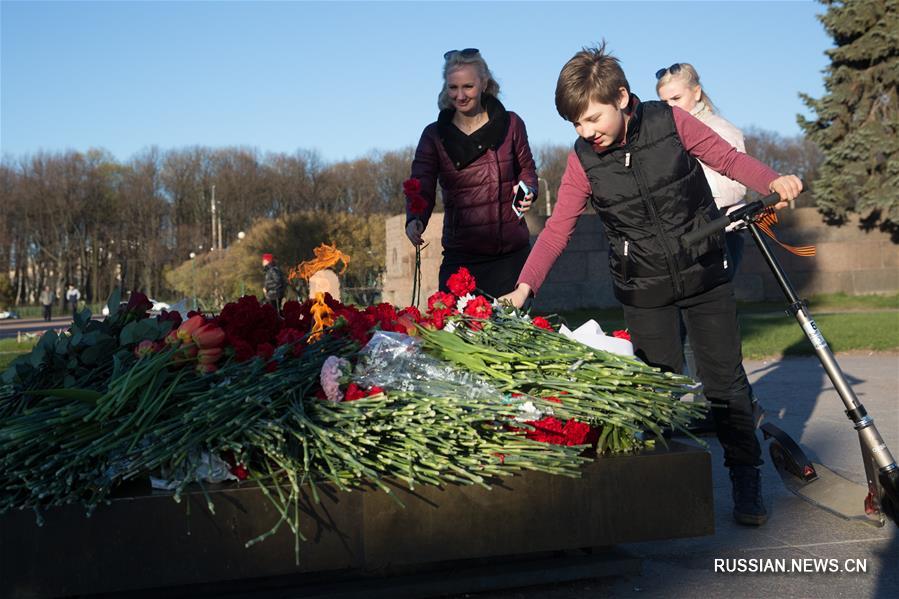 В День Победы жители Петербурга вместо массовых мероприятий вышли на прогулки