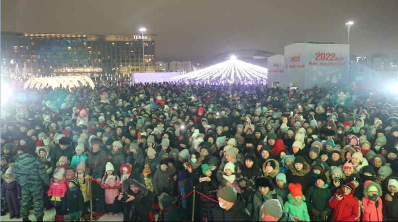 Главную новогоднюю елку зажгли в столице Казахстана