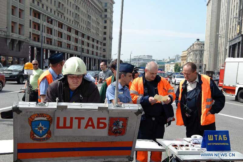 В Москве пожарные со станций метро "Охотный ряд" и "Библиотека им. Ленина" эвакуировали 4,5 тыс человек (4)